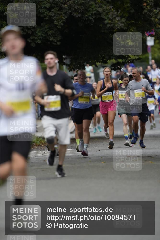 30.08.2026 - Blankeneser Heldenlauf Patografie http://msf.ph/oto/10094571 30.08.2026 09:42:34 Ziel 1255, 1631, 1632 meine-sportfotos.de