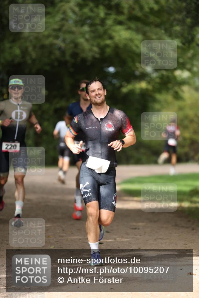 30.08.2026 - Elbe Triathlon Hamburg Antke Förster http://msf.ph/oto/10095207 30.08.2026 09:52:18 Laufen 220 meine-sportfotos.de