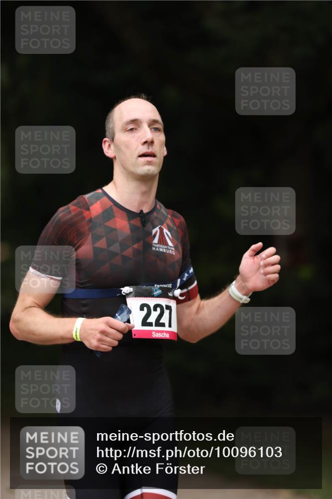 30.08.2026 - Elbe Triathlon Hamburg Antke Förster http://msf.ph/oto/10096103 30.08.2026 10:11:36 Laufen 221 meine-sportfotos.de