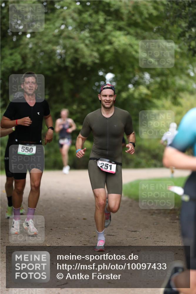 30.08.2026 - Elbe Triathlon Hamburg Antke Förster http://msf.ph/oto/10097433 30.08.2026 10:32:58 Laufen 550, 251 meine-sportfotos.de