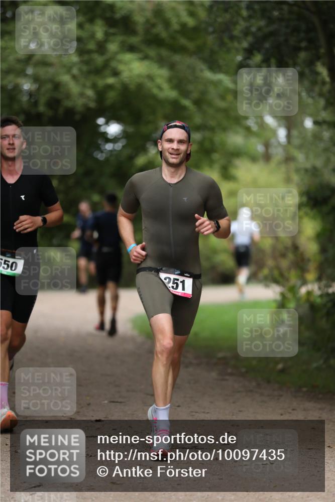 30.08.2026 - Elbe Triathlon Hamburg Antke Förster http://msf.ph/oto/10097435 30.08.2026 10:32:59 Laufen 550, 251 meine-sportfotos.de