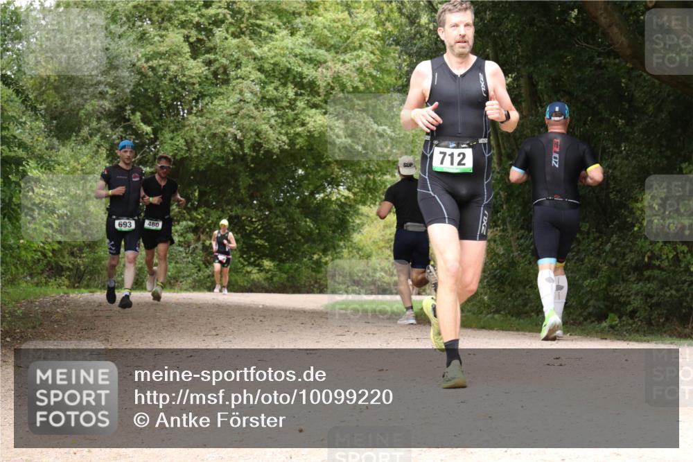30.08.2026 - Elbe Triathlon Hamburg Antke Förster http://msf.ph/oto/10099220 30.08.2026 10:55:29 Laufen 693, 460, 712, 3 meine-sportfotos.de