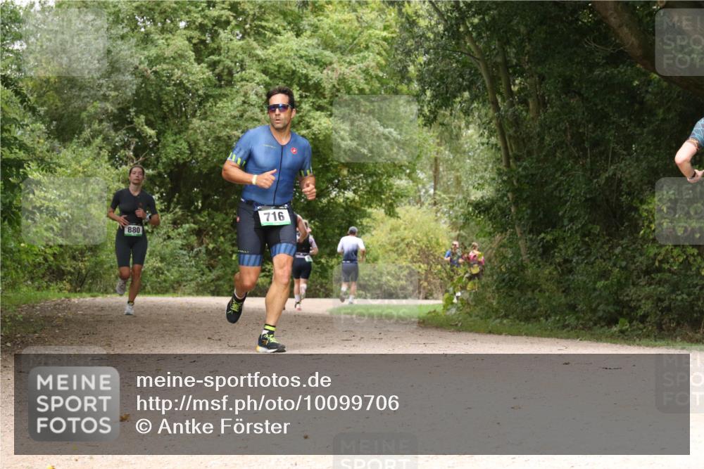 30.08.2026 - Elbe Triathlon Hamburg Antke Förster http://msf.ph/oto/10099706 30.08.2026 11:01:09 Laufen 880, 716 meine-sportfotos.de