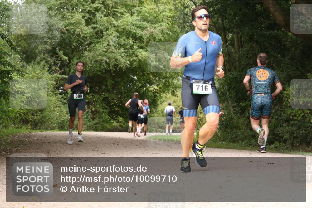 30.08.2026 - Elbe Triathlon Hamburg Antke Förster http://msf.ph/oto/10099710 30.08.2026 11:01:10 Laufen 880, 716 meine-sportfotos.de