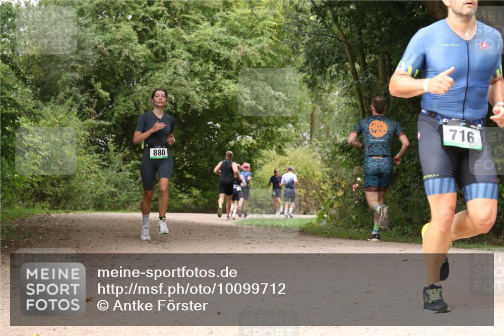 30.08.2026 - Elbe Triathlon Hamburg Antke Förster http://msf.ph/oto/10099712 30.08.2026 11:01:11 Laufen 880, 716 meine-sportfotos.de