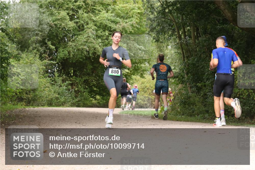 30.08.2026 - Elbe Triathlon Hamburg Antke Förster http://msf.ph/oto/10099714 30.08.2026 11:01:12 Laufen 880 meine-sportfotos.de
