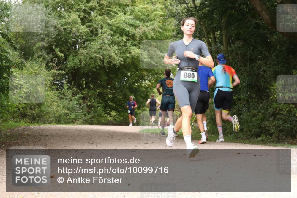 30.08.2026 - Elbe Triathlon Hamburg Antke Förster http://msf.ph/oto/10099716 30.08.2026 11:01:13 Laufen 880 meine-sportfotos.de