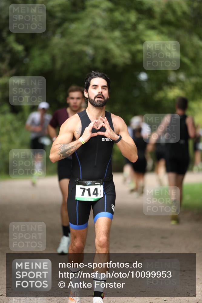 30.08.2026 - Elbe Triathlon Hamburg Antke Förster http://msf.ph/oto/10099953 30.08.2026 11:00:42 Laufen 714 meine-sportfotos.de
