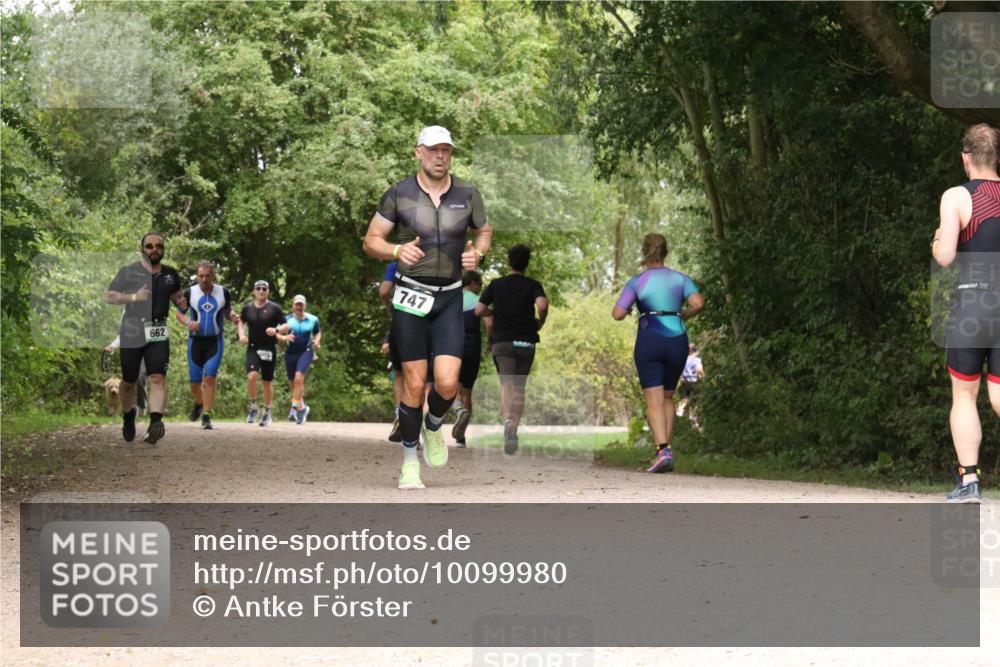 30.08.2026 - Elbe Triathlon Hamburg Antke Förster http://msf.ph/oto/10099980 30.08.2026 11:03:37 Laufen 662, 747 meine-sportfotos.de