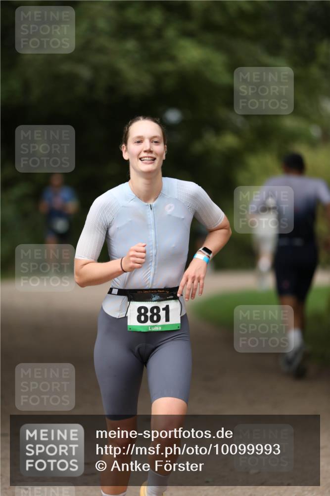30.08.2026 - Elbe Triathlon Hamburg Antke Förster http://msf.ph/oto/10099993 30.08.2026 11:00:59 Laufen 881 meine-sportfotos.de