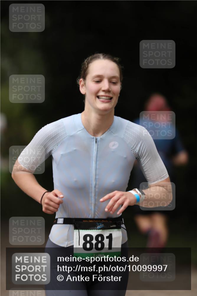 30.08.2026 - Elbe Triathlon Hamburg Antke Förster http://msf.ph/oto/10099997 30.08.2026 11:01:00 Laufen 881 meine-sportfotos.de