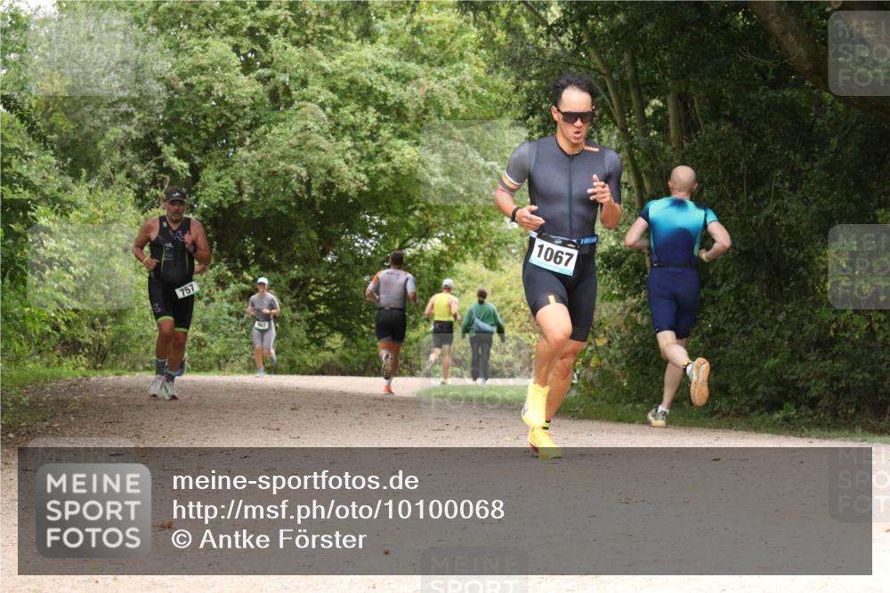 30.08.2026 - Elbe Triathlon Hamburg Antke Förster http://msf.ph/oto/10100068 30.08.2026 11:04:32 Laufen 757, 1067 meine-sportfotos.de