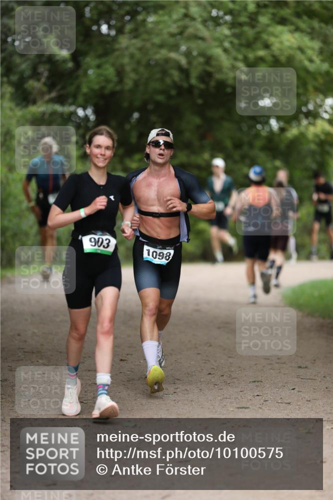 30.08.2026 - Elbe Triathlon Hamburg Antke Förster http://msf.ph/oto/10100575 30.08.2026 11:07:15 Laufen 903, 1098 meine-sportfotos.de
