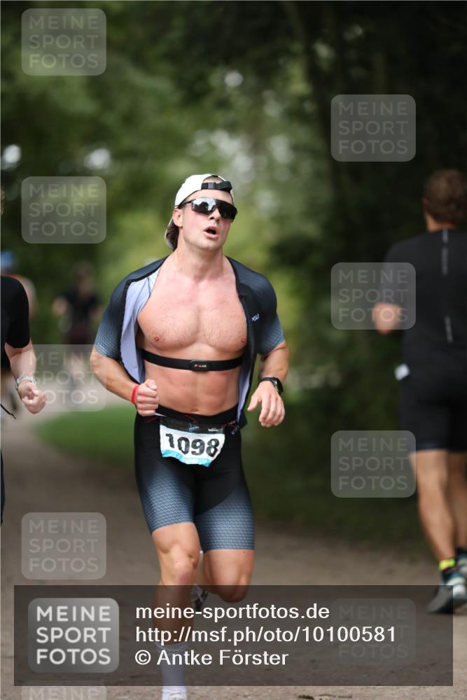 30.08.2026 - Elbe Triathlon Hamburg Antke Förster http://msf.ph/oto/10100581 30.08.2026 11:07:16 Laufen 1098 meine-sportfotos.de