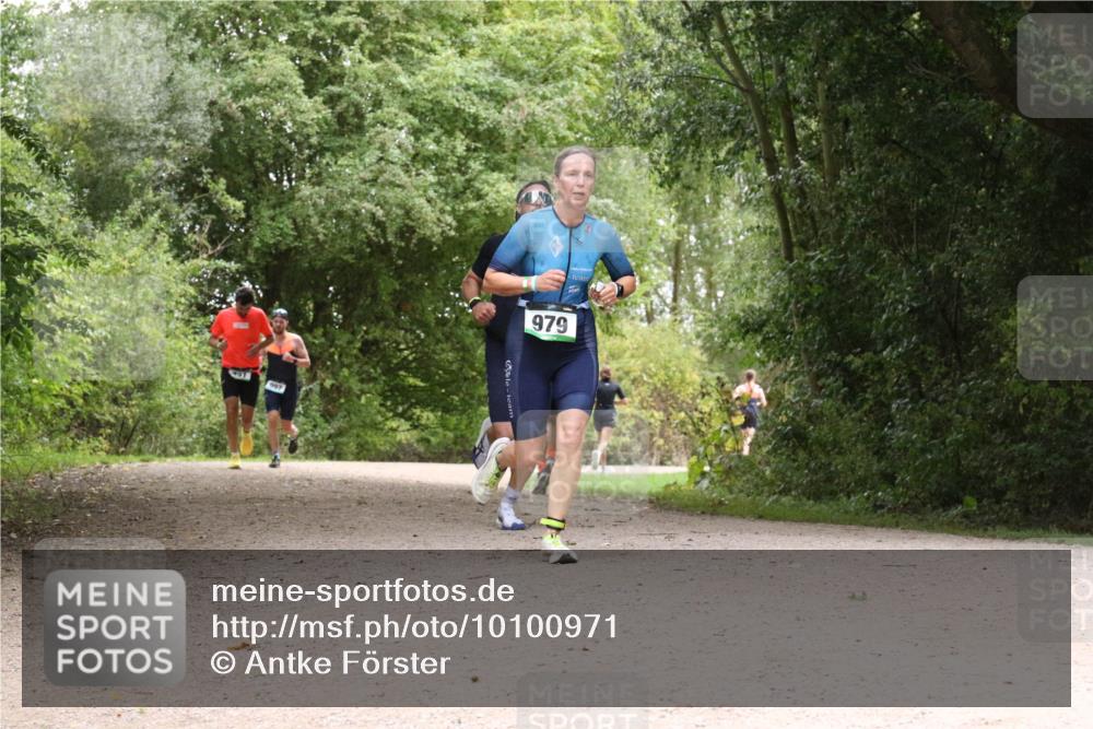 30.08.2026 - Elbe Triathlon Hamburg Antke Förster http://msf.ph/oto/10100971 30.08.2026 11:14:23 Laufen 979, 10 meine-sportfotos.de