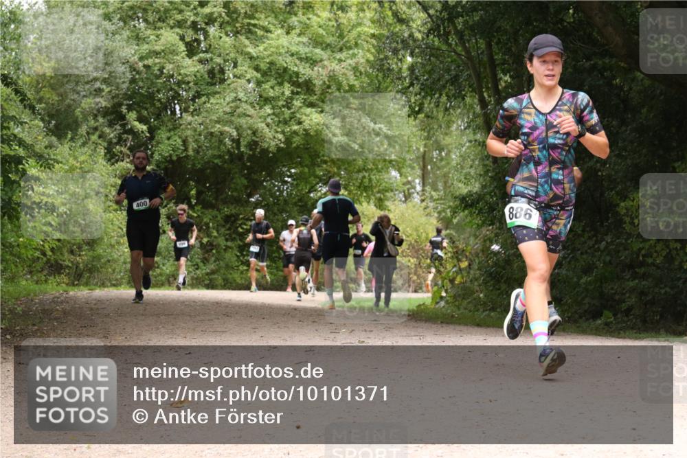 30.08.2026 - Elbe Triathlon Hamburg Antke Förster http://msf.ph/oto/10101371 30.08.2026 11:18:41 Laufen 400, 886 meine-sportfotos.de