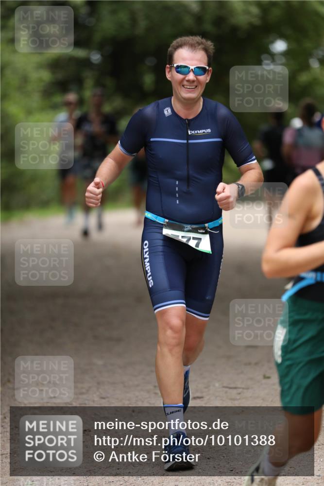 30.08.2026 - Elbe Triathlon Hamburg Antke Förster http://msf.ph/oto/10101388 30.08.2026 11:15:28 Laufen 77 meine-sportfotos.de