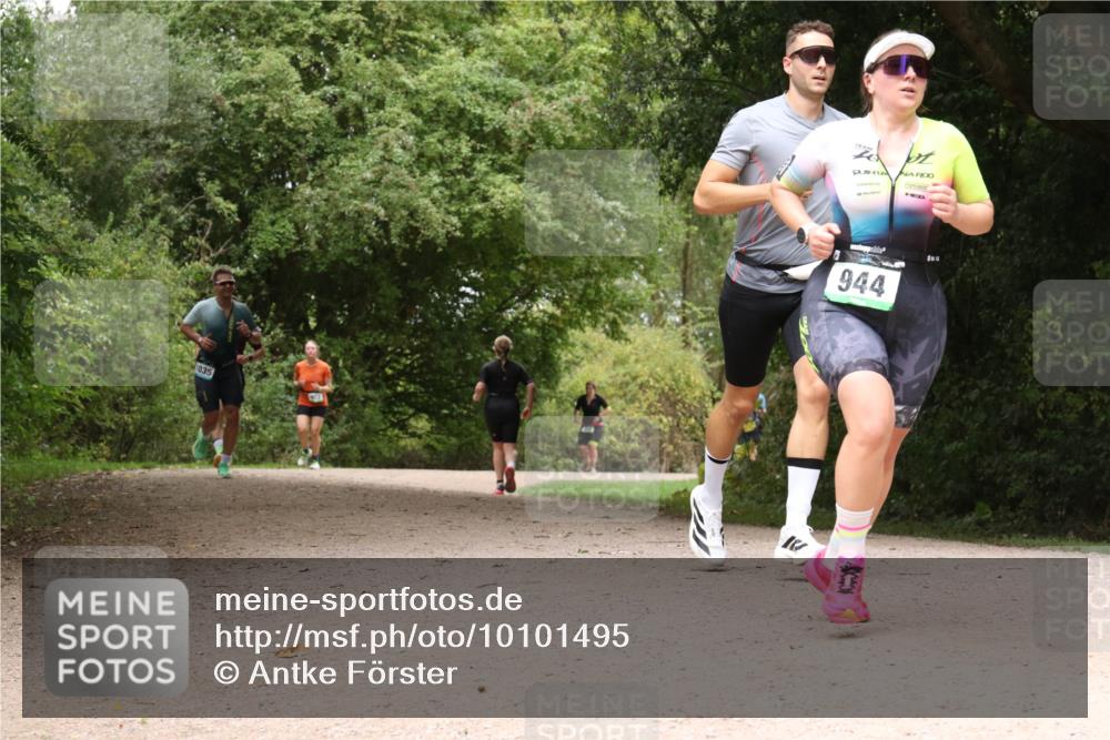 30.08.2026 - Elbe Triathlon Hamburg Antke Förster http://msf.ph/oto/10101495 30.08.2026 11:19:52 Laufen 1035, 944 meine-sportfotos.de