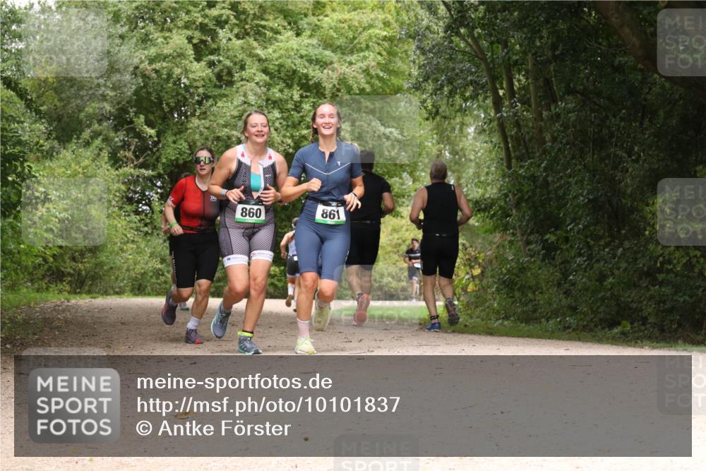 30.08.2026 - Elbe Triathlon Hamburg Antke Förster http://msf.ph/oto/10101837 30.08.2026 11:22:57 Laufen 860, 861 meine-sportfotos.de