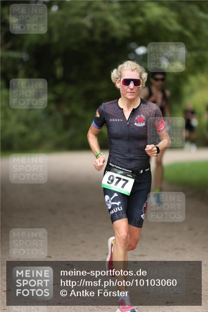 30.08.2026 - Elbe Triathlon Hamburg Antke Förster http://msf.ph/oto/10103060 30.08.2026 11:34:01 Laufen 977, 910 meine-sportfotos.de