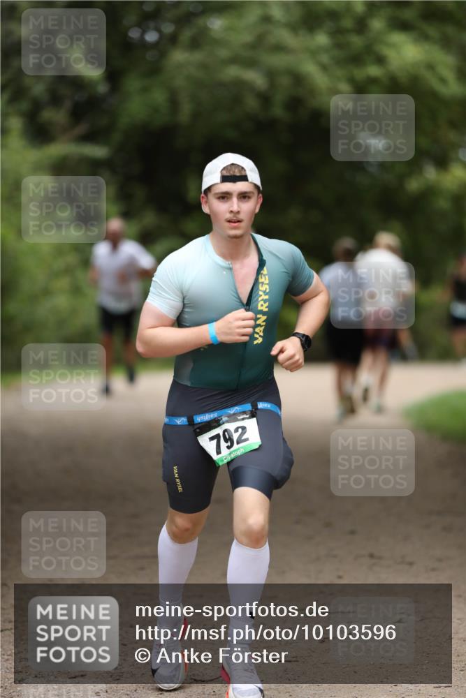 30.08.2026 - Elbe Triathlon Hamburg Antke Förster http://msf.ph/oto/10103596 30.08.2026 11:40:11 Laufen 792 meine-sportfotos.de