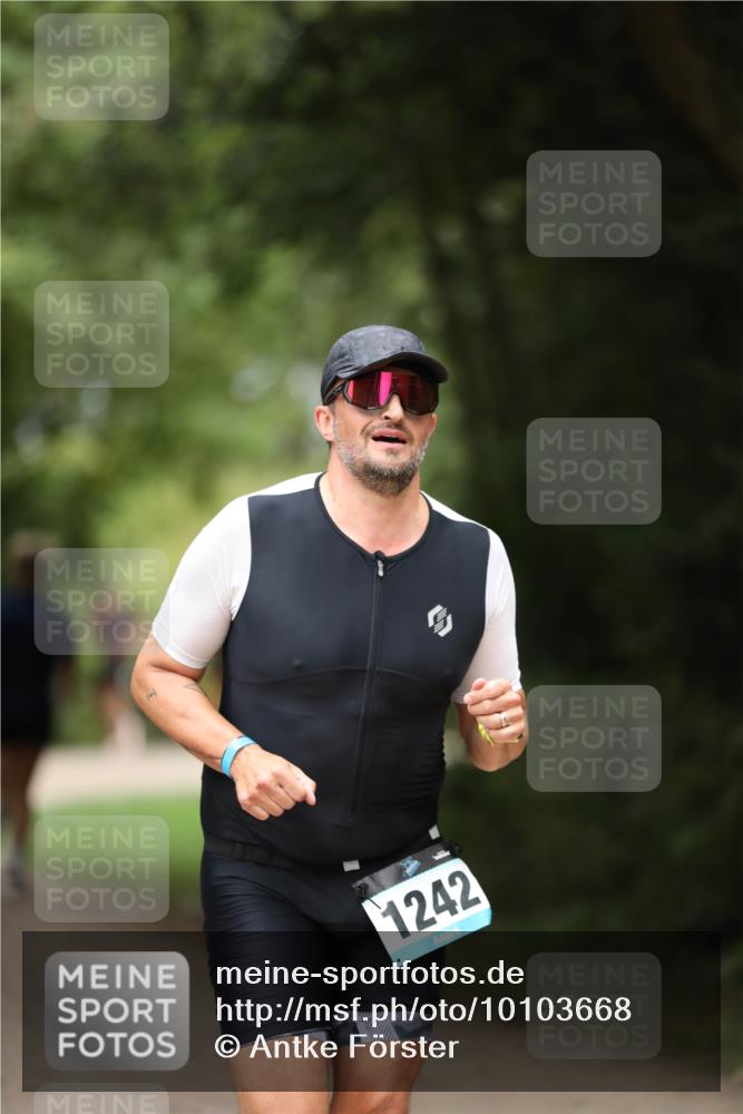 30.08.2026 - Elbe Triathlon Hamburg Antke Förster http://msf.ph/oto/10103668 30.08.2026 11:40:50 Laufen 1242 meine-sportfotos.de