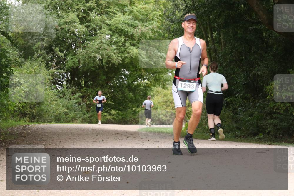 30.08.2026 - Elbe Triathlon Hamburg Antke Förster http://msf.ph/oto/10103963 30.08.2026 11:48:41 Laufen 122, 1293 meine-sportfotos.de