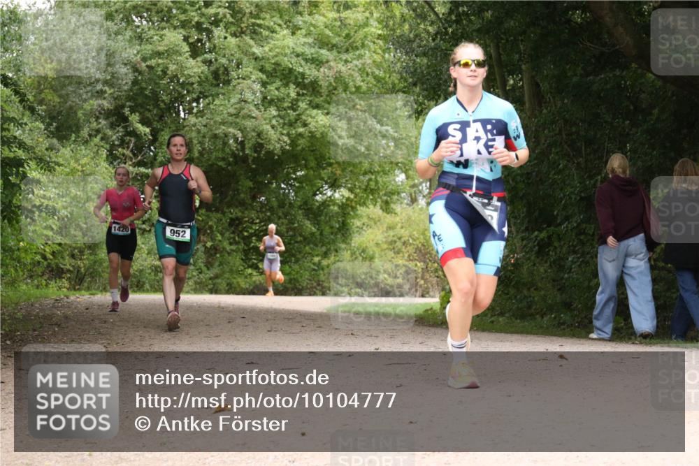30.08.2026 - Elbe Triathlon Hamburg Antke Förster http://msf.ph/oto/10104777 30.08.2026 12:00:49 Laufen 1420, 952 meine-sportfotos.de