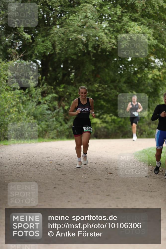 30.08.2026 - Elbe Triathlon Hamburg Antke Förster http://msf.ph/oto/10106306 30.08.2026 12:17:09 Laufen 820 meine-sportfotos.de