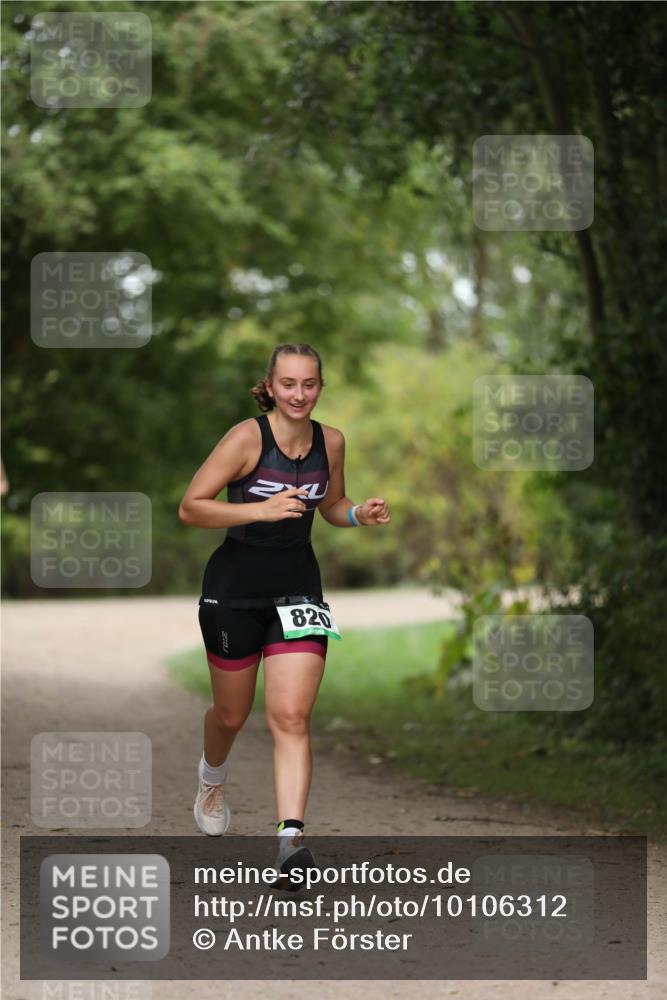 30.08.2026 - Elbe Triathlon Hamburg Antke Förster http://msf.ph/oto/10106312 30.08.2026 12:17:11 Laufen 820 meine-sportfotos.de