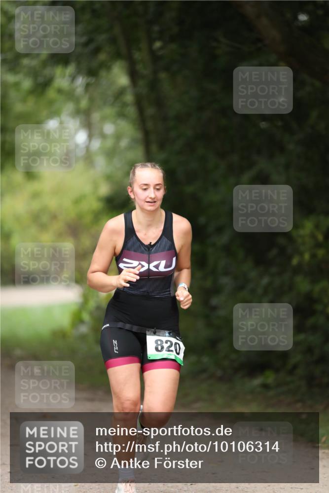 30.08.2026 - Elbe Triathlon Hamburg Antke Förster http://msf.ph/oto/10106314 30.08.2026 12:17:13 Laufen 820 meine-sportfotos.de