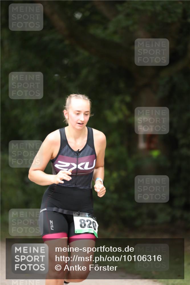 30.08.2026 - Elbe Triathlon Hamburg Antke Förster http://msf.ph/oto/10106316 30.08.2026 12:17:13 Laufen 820 meine-sportfotos.de