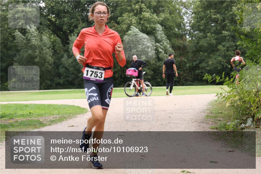 30.08.2026 - Elbe Triathlon Hamburg Antke Förster http://msf.ph/oto/10106923 30.08.2026 12:38:58 Laufen 1753 meine-sportfotos.de