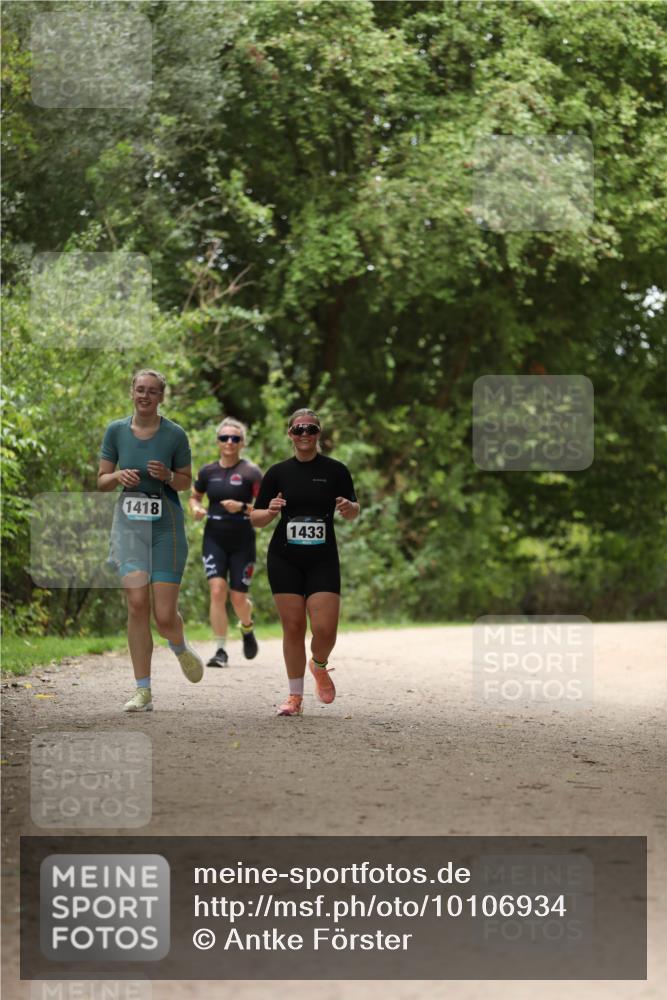 30.08.2026 - Elbe Triathlon Hamburg Antke Förster http://msf.ph/oto/10106934 30.08.2026 12:26:58 Laufen 1418, 1433 meine-sportfotos.de
