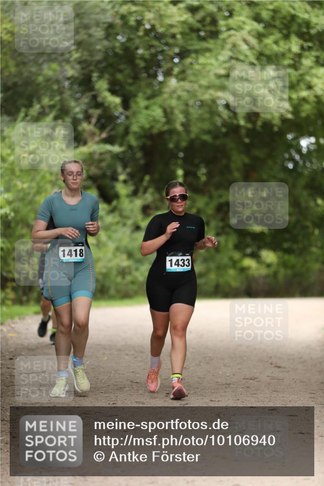30.08.2026 - Elbe Triathlon Hamburg Antke Förster http://msf.ph/oto/10106940 30.08.2026 12:27:01 Laufen 1418, 1433 meine-sportfotos.de