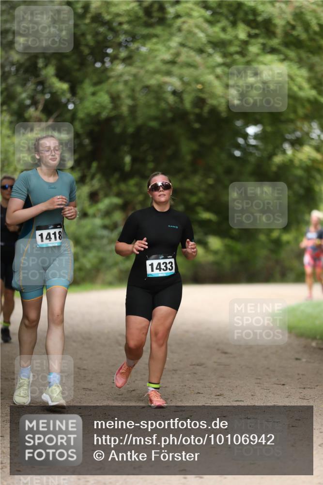 30.08.2026 - Elbe Triathlon Hamburg Antke Förster http://msf.ph/oto/10106942 30.08.2026 12:27:02 Laufen 1418, 1433 meine-sportfotos.de