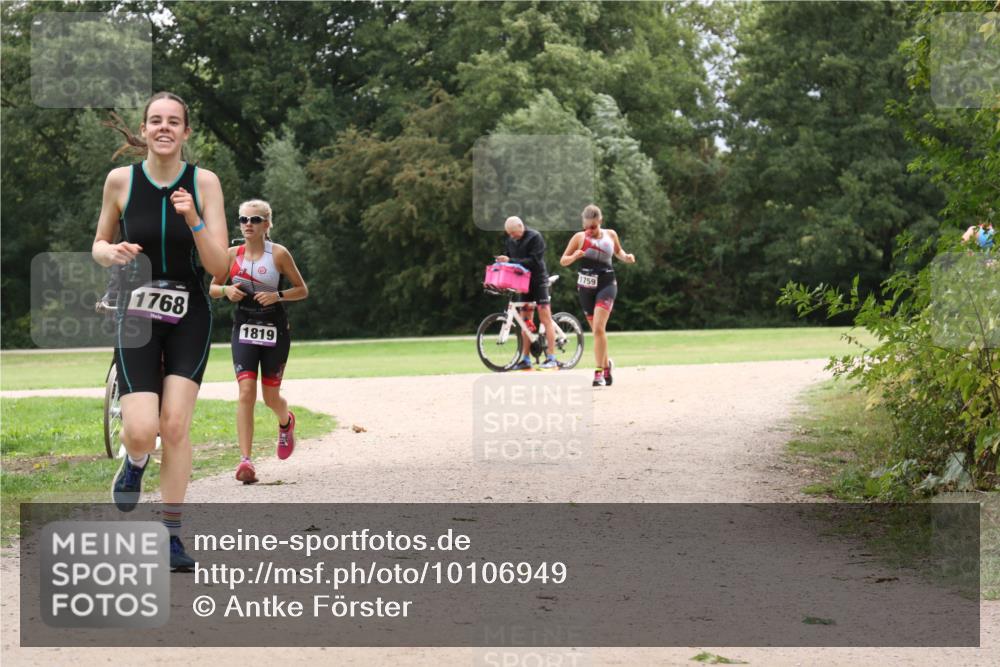 30.08.2026 - Elbe Triathlon Hamburg Antke Förster http://msf.ph/oto/10106949 30.08.2026 12:39:30 Laufen 1768, 1819, 1759 meine-sportfotos.de