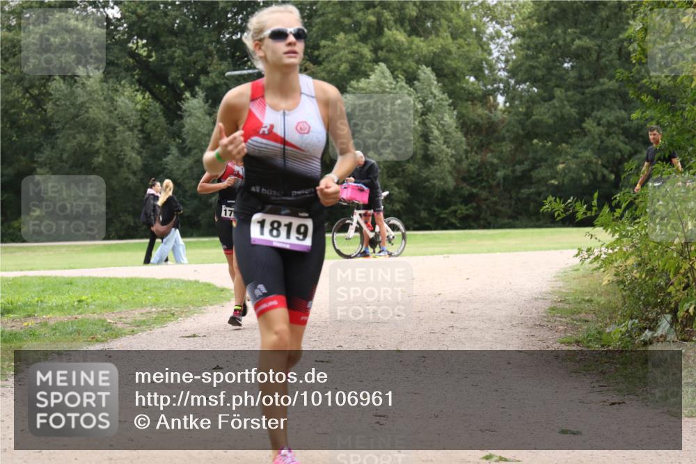 30.08.2026 - Elbe Triathlon Hamburg Antke Förster http://msf.ph/oto/10106961 30.08.2026 12:39:33 Laufen 17, 1819 meine-sportfotos.de