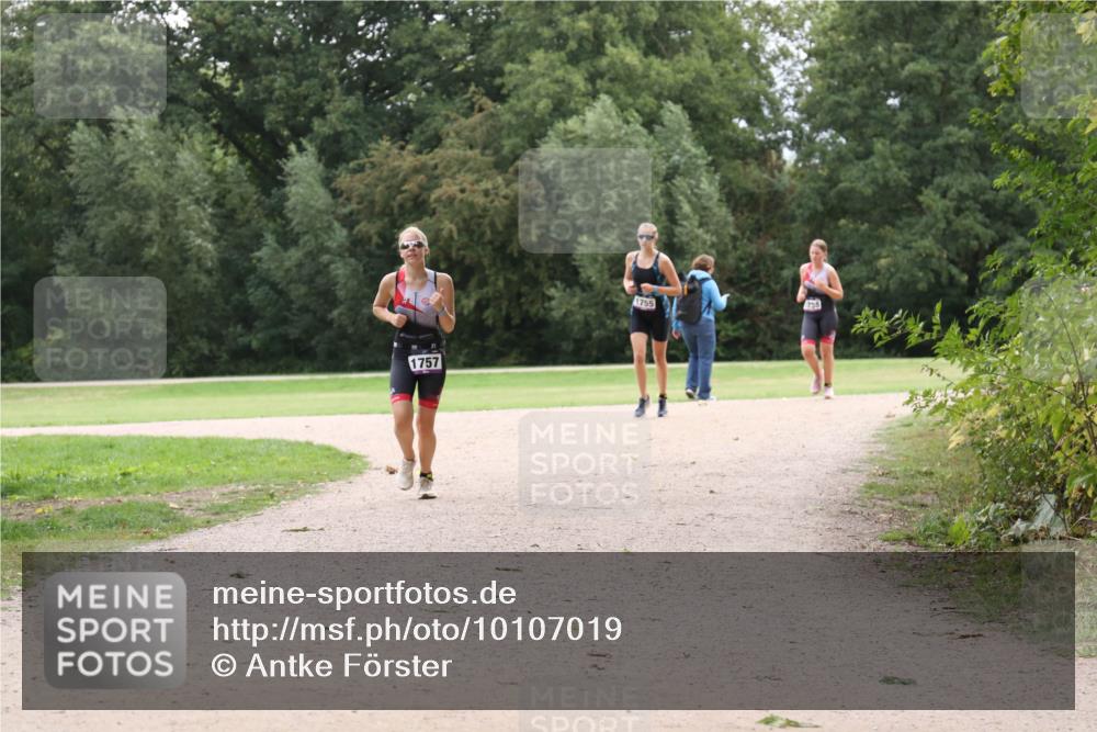 30.08.2026 - Elbe Triathlon Hamburg Antke Förster http://msf.ph/oto/10107019 30.08.2026 12:41:45 Laufen 1757, 1755 meine-sportfotos.de