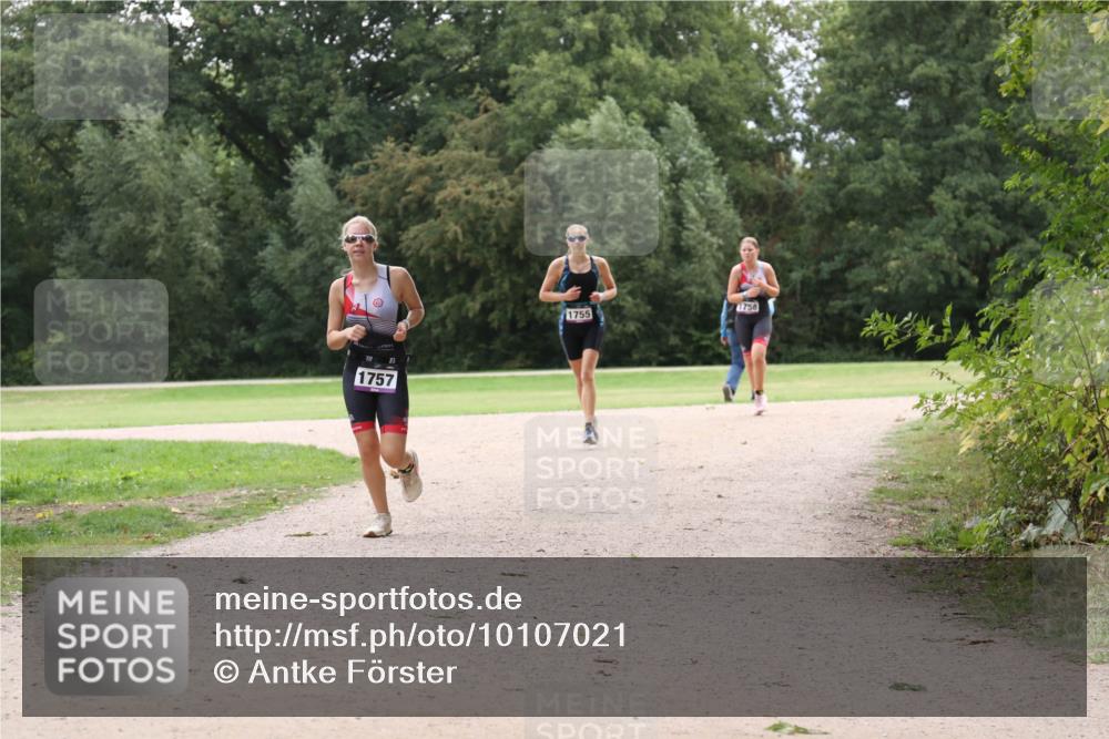 30.08.2026 - Elbe Triathlon Hamburg Antke Förster http://msf.ph/oto/10107021 30.08.2026 12:41:46 Laufen 1757, 1755, 1756 meine-sportfotos.de