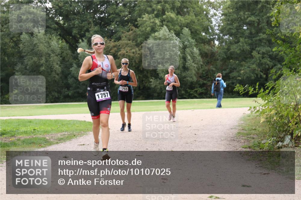 30.08.2026 - Elbe Triathlon Hamburg Antke Förster http://msf.ph/oto/10107025 30.08.2026 12:41:47 Laufen 1757, 1755, 756 meine-sportfotos.de