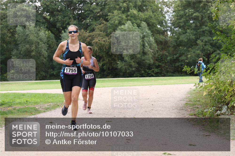 30.08.2026 - Elbe Triathlon Hamburg Antke Förster http://msf.ph/oto/10107033 30.08.2026 12:41:51 Laufen 1755, 1756 meine-sportfotos.de