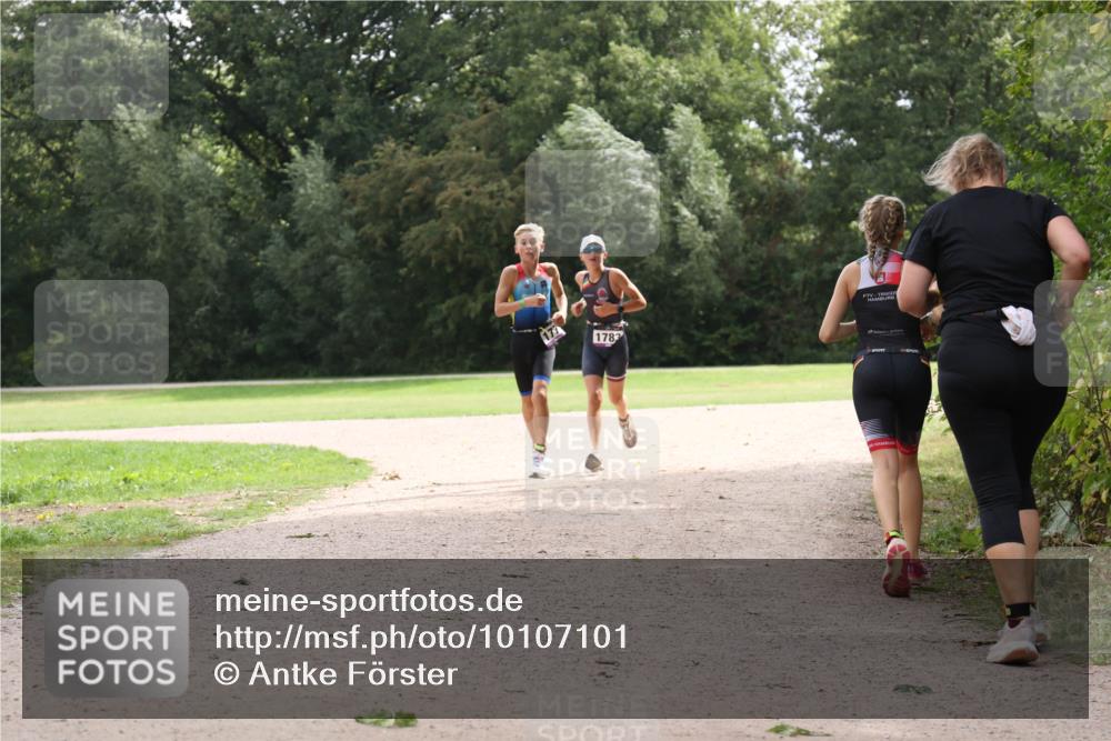 30.08.2026 - Elbe Triathlon Hamburg Antke Förster http://msf.ph/oto/10107101 30.08.2026 12:49:06 Laufen 1783 meine-sportfotos.de