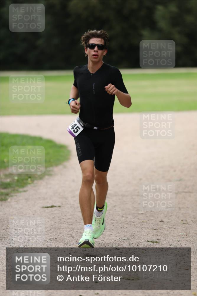30.08.2026 - Elbe Triathlon Hamburg Antke Förster http://msf.ph/oto/10107210 30.08.2026 12:35:46 Laufen 45 meine-sportfotos.de