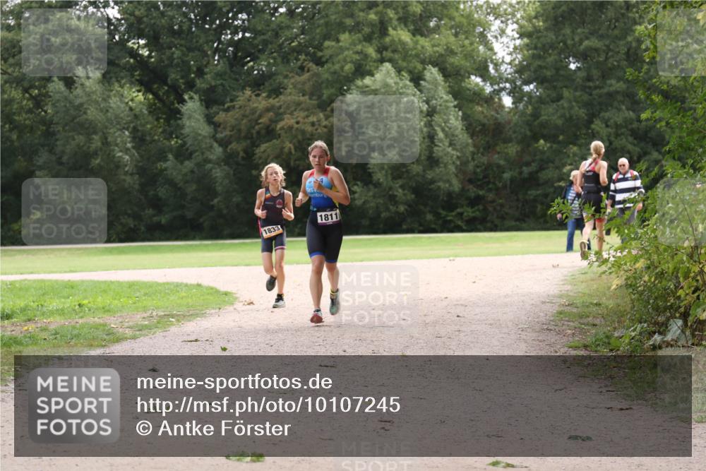30.08.2026 - Elbe Triathlon Hamburg Antke Förster http://msf.ph/oto/10107245 30.08.2026 12:51:36 Laufen 1833, 1811 meine-sportfotos.de