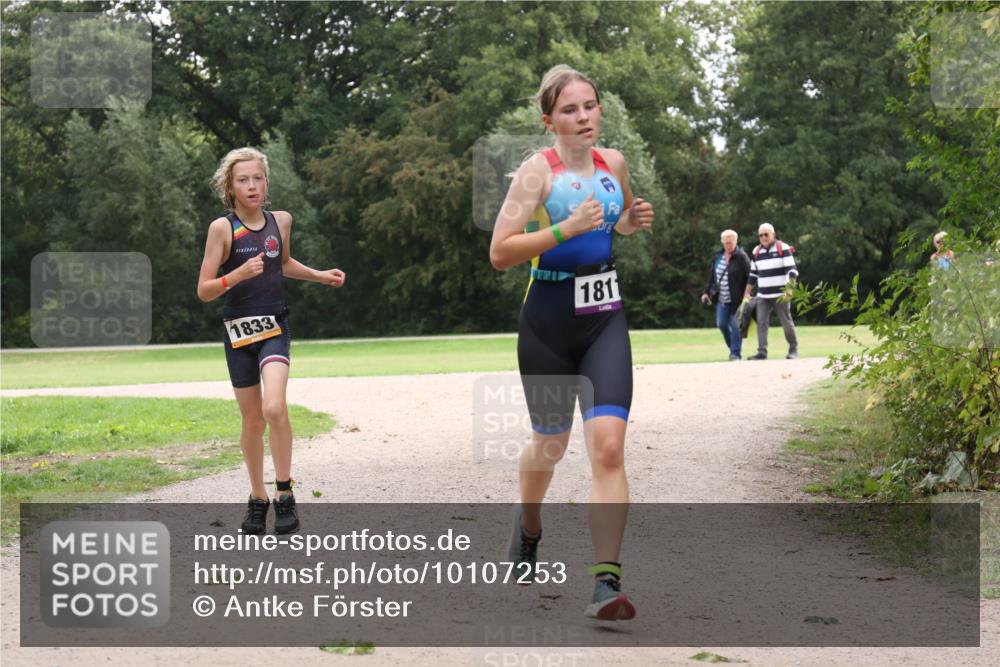 30.08.2026 - Elbe Triathlon Hamburg Antke Förster http://msf.ph/oto/10107253 30.08.2026 12:51:39 Laufen 1833, 1811 meine-sportfotos.de