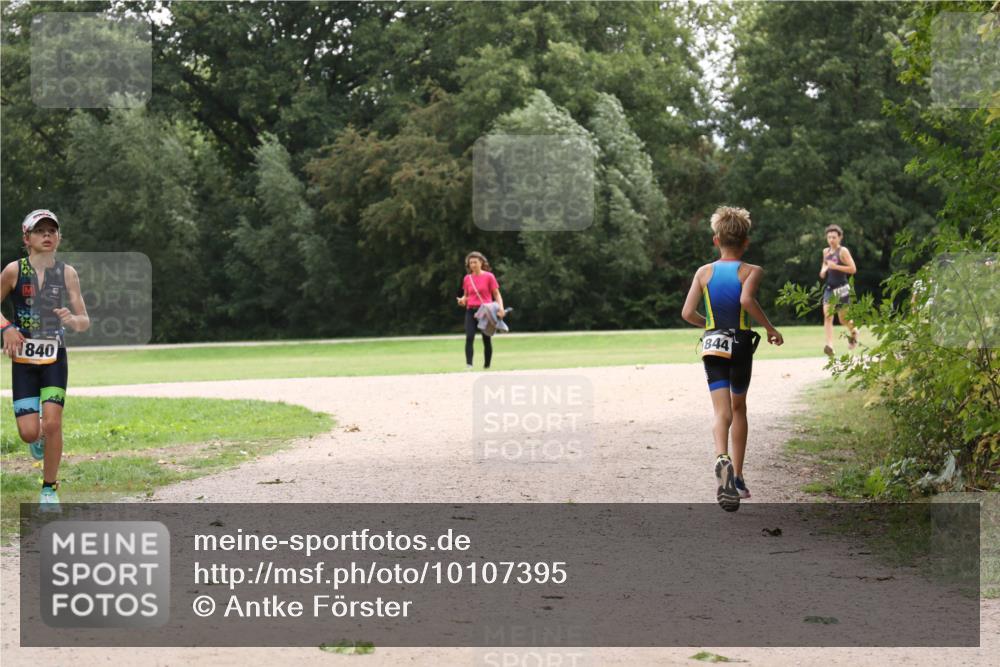 30.08.2026 - Elbe Triathlon Hamburg Antke Förster http://msf.ph/oto/10107395 30.08.2026 12:53:29 Laufen 840, 844 meine-sportfotos.de