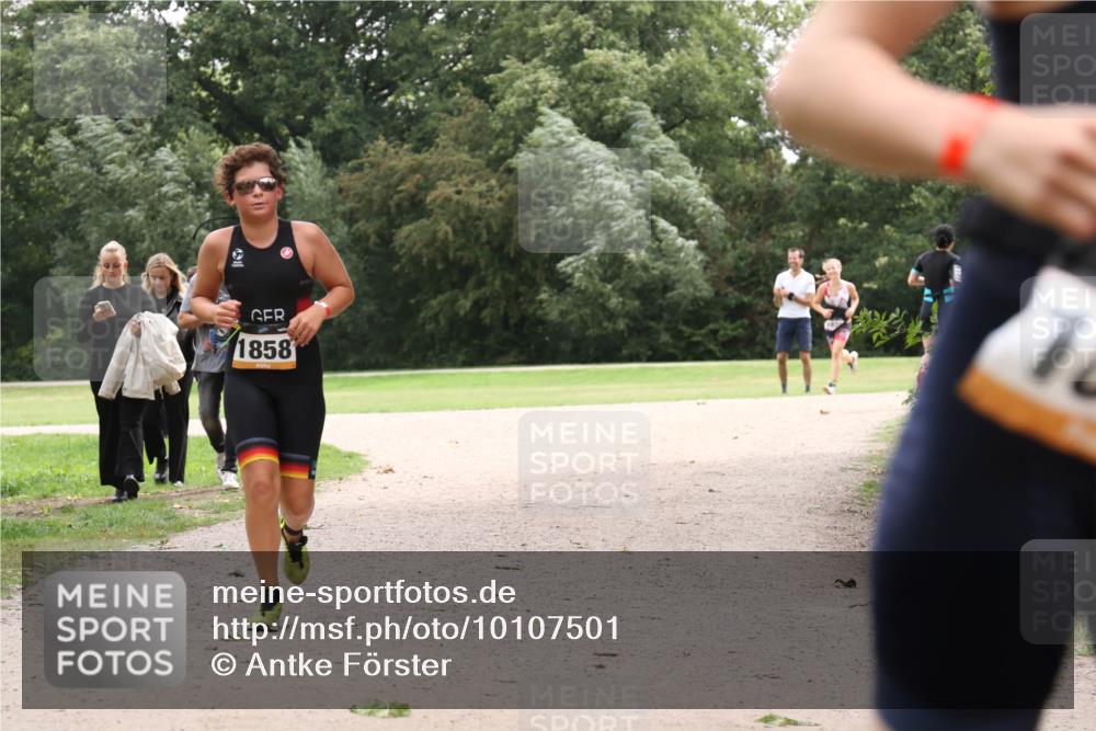 30.08.2026 - Elbe Triathlon Hamburg Antke Förster http://msf.ph/oto/10107501 30.08.2026 12:54:34 Laufen 1858 meine-sportfotos.de