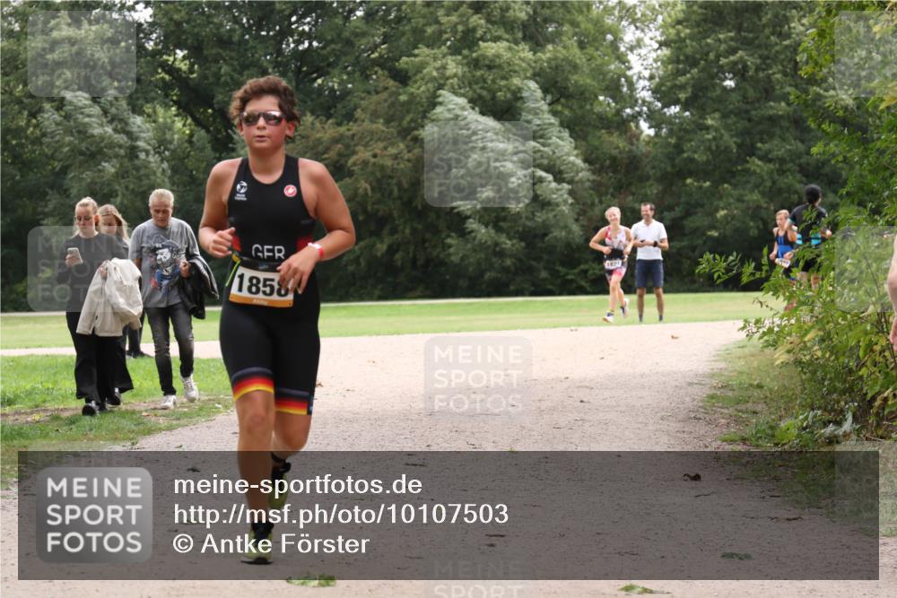 30.08.2026 - Elbe Triathlon Hamburg Antke Förster http://msf.ph/oto/10107503 30.08.2026 12:54:35 Laufen 1858, 1827 meine-sportfotos.de