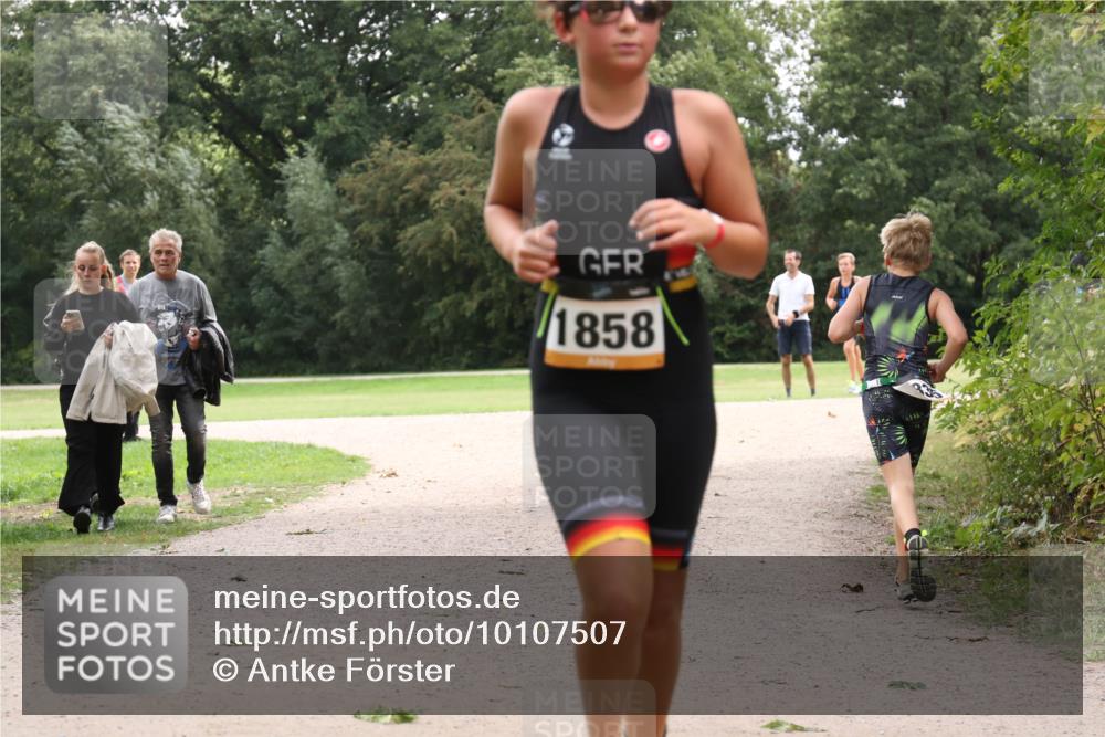 30.08.2026 - Elbe Triathlon Hamburg Antke Förster http://msf.ph/oto/10107507 30.08.2026 12:54:36 Laufen 1858 meine-sportfotos.de